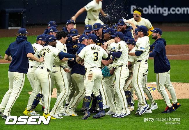 [사진] 밀워키 선수들이 NLCS 진출 확정 후 기뻐하고 있다. ⓒGettyimages(무단전재 및 재배포 금지)