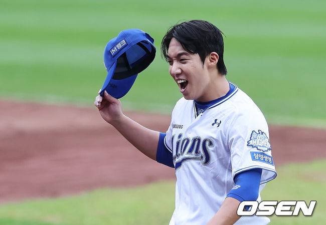 [OSEN=대구, 이석우 기자] 7일 대구 삼성라이온즈파크에서 2025 신한 SOL뱅크 KBO 와일드카드 결정전 삼성 라이온즈와 NC 다이노스의 경기가 열렸다. 홈팀 삼성은 로건이 방문팀 NC는 원태인이 선발 투수로 출전했다.삼성 라이온즈 원태인이 6회초 수비를 마치고 환호하고 있다. 2025.10.07 / foto0307@osen.co.kr