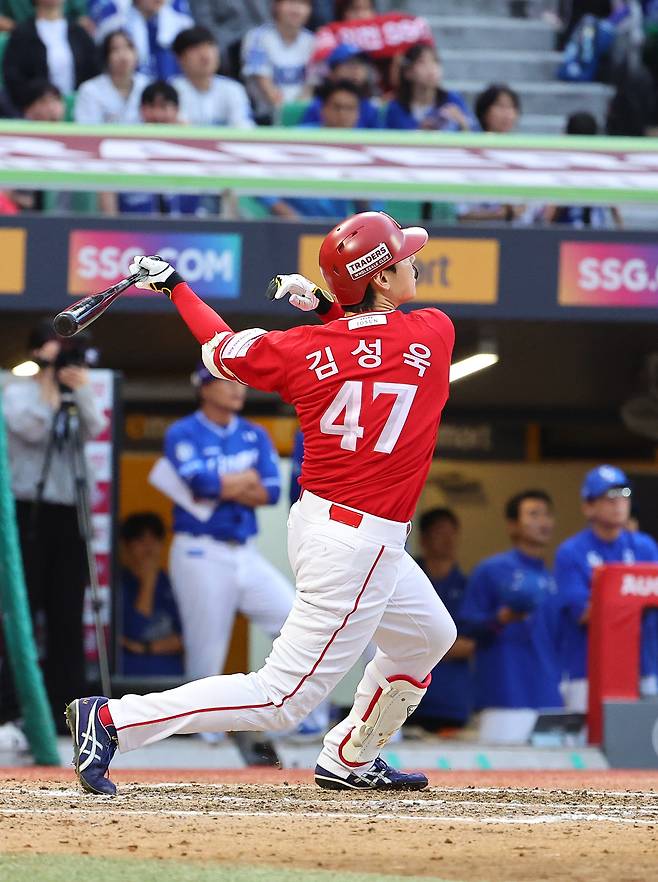 11일 인천 SSG랜더스필드에서 열린 2025 프로야구 KBO리그 포스트시즌 준플레이오프 2차전 삼성 라이온즈와 SSG 랜더스의 경기. SSG 김성욱이 9회말 1사 끝내기 솔로 홈런을 치고 있다. 연합뉴스