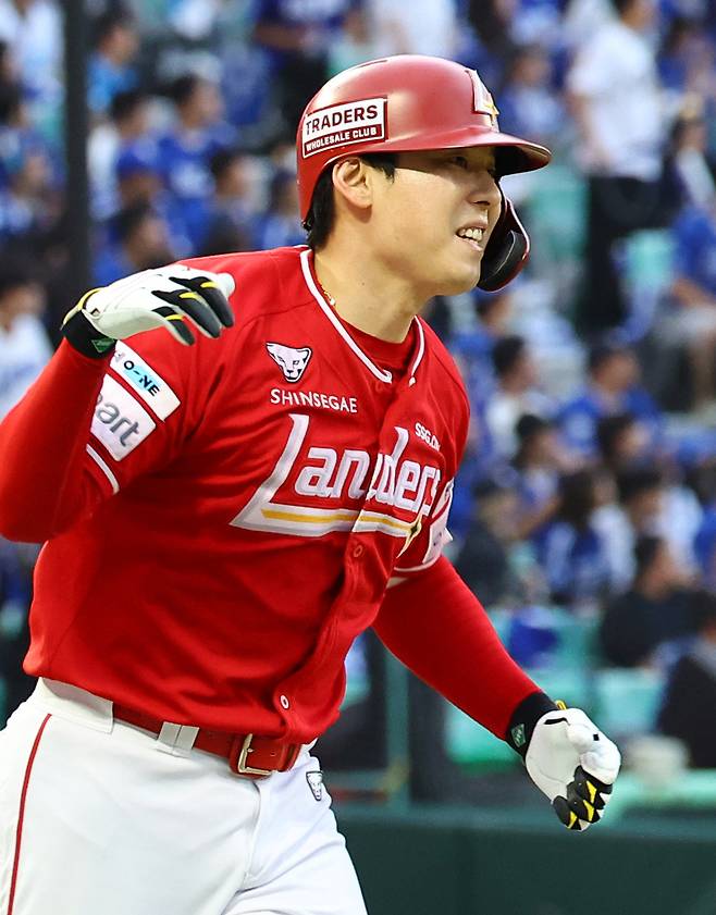 11일 인천 미추홀구 SSG랜더스필드에서 열린 2025 KBO 포스트시즌 준플레이오프 2차전 삼성 라이온즈와 SSG 랜더스의 경기, 9회말 원아웃 SSG 김성욱이 굿바이 홈런을 치고 있다. 뉴시스