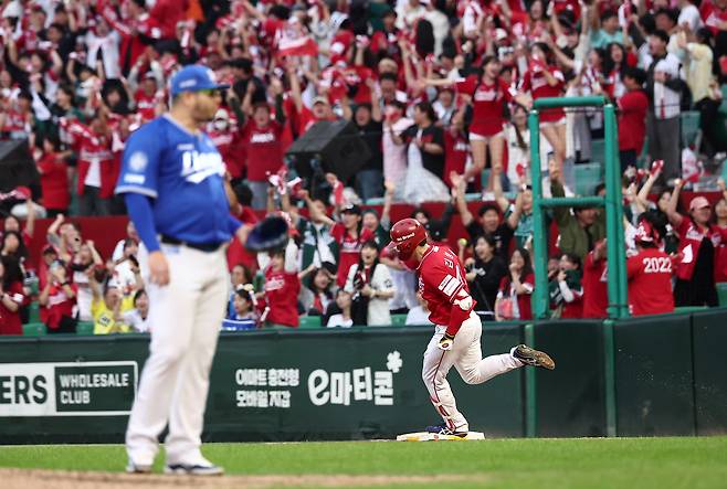 11일 오후 인천 SSG 랜더스필드에서 열린 프로야구 2025 신한 SOL뱅크 KBO 준플레이오프 2차전 삼성 라이온즈와 SSG 랜더스의 경기, SSG 김성욱이 9회말 1사 끝내기 솔로홈런을 날린 후 포효하고 있다.&nbsp;뉴스1