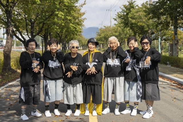 경북 칠곡군 할매래퍼 그룹 ‘수니와칠공주’ 할머니들. 칠곡군청 제공