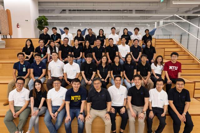 ‘현대차그룹-NTU-A*STAR 기업연구소’ 연구원들이 3일(현지 시간) 진행된 개소식 이후 기념 촬영하고 있다. 사진 제공=현대차그룹