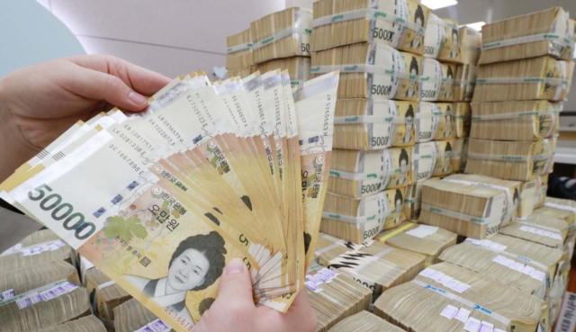 한국은행의 한 직원이 5만원권 신권을 정리하고 있다. 2029년까지 우리나라의 국가채무는 1789조원으로 4년 사이 487조원 늘어날 것으로 전망된다. 연합뉴스