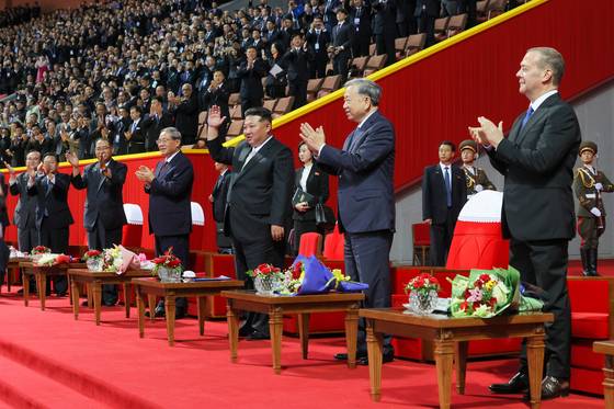 북한 조선노동당 창건 80주년 경축대회가 지난 9일 밤 평양 능라도 5월1일경기장에서 열렸다. 이날 김정은 국무위원장이 경축대회에서 청중을 향해 손을 들어 보이고 있다. 오른쪽부터 드미트리 메드베데프 러시아 국가안보회의 부의장 겸 통합러시아당 의장, 또 럼 베트남 공산당 서기장, 김 위원장, 리창 중국 국무원 총리. 연합뉴스