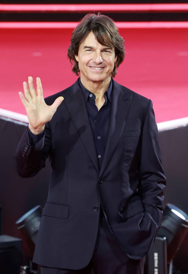 할리우드 배우 폼 톰 크루즈가 8일 오후 서울 송파구 롯데월드 아이스링크에서 열린 영화 '미션 임파서블: 파이널 레코딩' 레드카펫 행사에서 팬들에게 인사하고 있다. 뉴스1