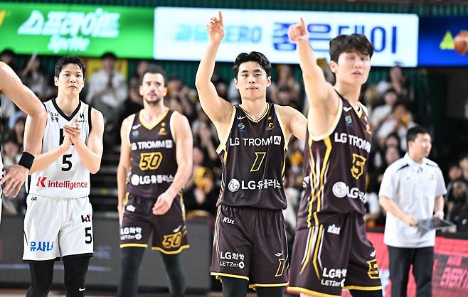 LG 유기상(1번)은 12일 창원실내체육관에서 열린 KT와 맞대결에서 3점슛 5개와 함께 17득점을 터트려 팀 승리를 견인했다. 사진제공｜KBL