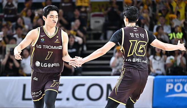 LG 유기상(1번)은 12일 창원실내체육관에서 열린 KT와 맞대결에서 3점슛 5개와 함께 17득점을 터트려 팀 승리를 견인했다. 사진제공｜KBL