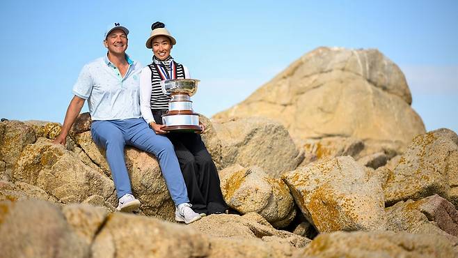 김이나가 지난 10일 US 여자 미드아마추어 선수권에서 우승한 뒤 트로피를 들고 남편과 함께 기념촬영을 하고 있다. USGA 홈페이지 캡처