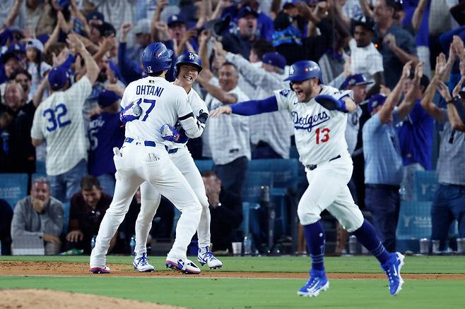 LA 다저스 김혜성이 지난 10일 필라델피아와의 내셔널리그 디비전리그 4차전에서 연장 11회말 끝내기 득점으로 승리를 이끈 뒤 오타니 쇼헤이와 포옹하고 있다. 로스앤젤레스 | AFP연합뉴스