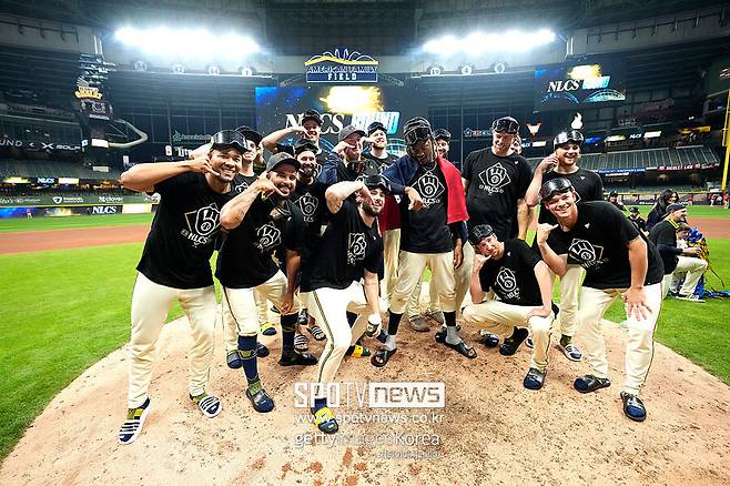 ▲ NLCS 진출을 확정한 밀워키 브루어스 선수들이 기념 촬영에 나섰다.