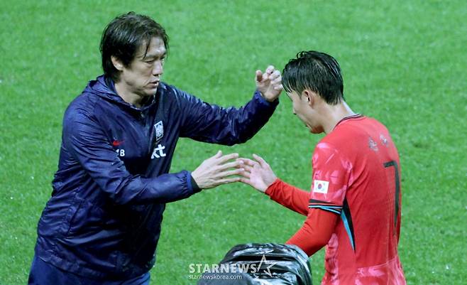 한국 축구 국가대표팀이 10일 서울월드컵경기장에서 브라질 대표팀과 친선경기를 벌였다.  손흥민이 후반 교체되며 홍명보 감독의 격려를 받고 있다. /사진=김진경 대기자