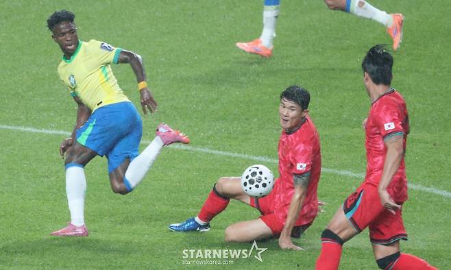 한국 축구 국가대표팀이 10일 서울월드컵경기장에서 브라질 대표팀과 친선경기를 벌였다. 김민재가 브라질 비니시우스의 돌파를 태클로 저지하고 있다. /사진=김진경 대기자