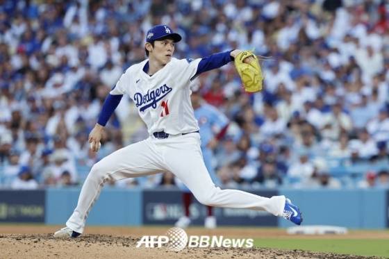 10일(한국 시각) 미국 캘리포니아주 로스엔젤레스에 위치한 다저스타디움에서 펼쳐진 LA 다저스와 필라델피아 필리스의 2025 미국 프로야구 메이저리그(MLB) 포스트시즌 내셔널리그 디비전시리즈(5전 3선승제) 4차전 모습. 사사키 로키가 역투하고 있다. /AFPBBNews=뉴스1
