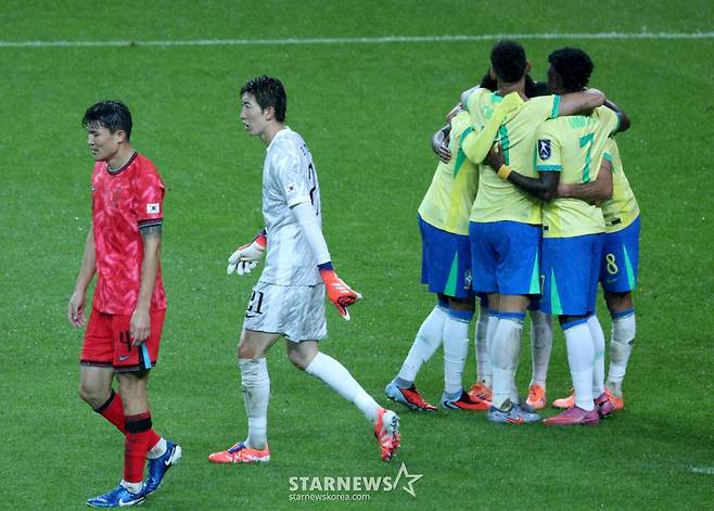 한국 축구 국가대표팀이 10일 서울월드컵경기장에서 브라질 대표팀과 친선경기를 벌였다.  김민재와 조현우가 브라질 에스테반에 세 번째 골을 허용한 후 침울한 표정을 짓고 있다. /사진=김진경 대기자