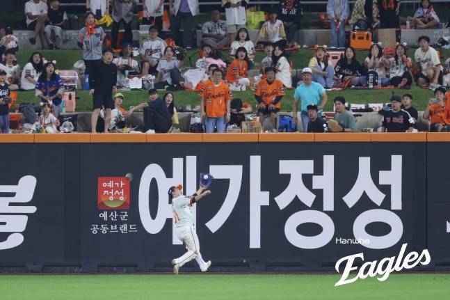 한화 문현빈이 외야 수비를 하고 있다. /사진=한화 이글스 제공
