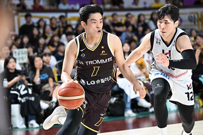 유기상(왼쪽)이 12일 창원체육관에서 열린 2025~2026시즌 프로농구 정규리그 KT전에서 돌파를 시도하고 있다.  /사진=KBL 제공