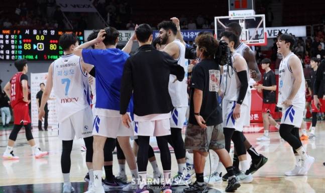2025-2026 LG전자 프로농구 안양 정관장 대 사을 삼성 경기가 12일 경기도 안양정관장아레나에서 열렸다.  삼성 선수들이 정관장에 83-80을 승리한 뒤 기뻐하고 있다. /사진=김진경 대기자.