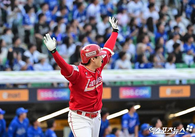 삼성 라이온즈 아리엘 후라도가 11일 인천 SSG랜더스필드에서 열린 SSG 랜더스와의 2025 신한 SOL Bank KBO 준플레이오프 2차전에 9회말 구원등판, 끝내기 홈런을 맞고 패전 투수가 됐다. 사진 엑스포츠뉴스 DB