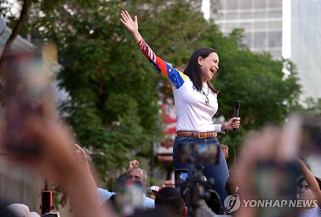 지난 1월 지지자 앞에서 연설하는 마리아 코리나 마차도 [로이터 연합뉴스 자료사진. 재판매 및 DB 금지]