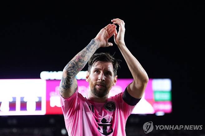 팬들에게 박수를 보내는 리오넬 메시 [AFP=연합뉴스]