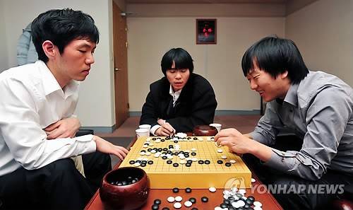 2011년 이창호 9단을 상대로 국수전 타이틀을 획득한 최철한(오른쪽) 9단. [한국기원 제공. 재판매 및 DB 금지]