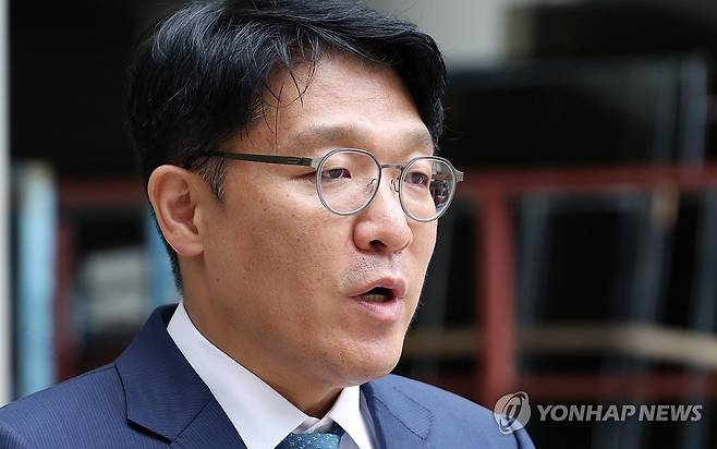 취재진 질문에 답하는 김상민 전 검사 (서울=연합뉴스) 이진욱 기자 = 김건희 여사에게 고가의 그림을 건네고 공천을 청탁했다는 의혹을 받는 김상민 전 부장검사가 17일 서울 서초구 서울중앙지법에서 열린 구속 전 피의자 심문(영장실질심사)에 출석하면서 취재진 질문에 답하고 있다. 2025.9.17 [공동취재] cityboy@yna.co.kr