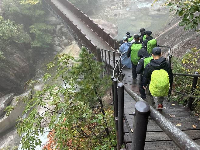 부상자와 하산하는 산악구조대원들 [촬영 강태현]