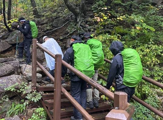 부상자와 동행 하산행 오른 산악구조대원들 [촬영 강태현]