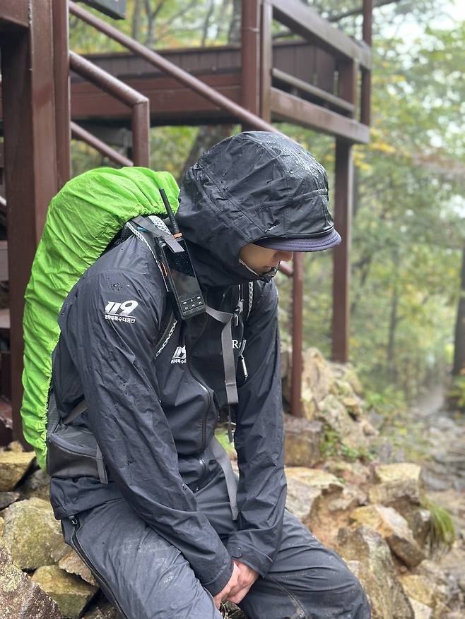 빗속에서 휴식 중인 산악구조대원 [촬영 강태현]