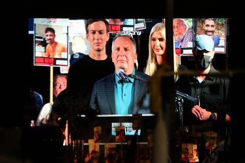 위트코프, 이방카, 쿠슈너 (텔아비브=연합뉴스) 김동호 특파원 = 11일(현지시간) 이스라엘 텔아비브미술관 앞 '인질 광장'에 휴전 합의를 환영하며 인질 석방을 기대하는 시민들이 운집했다. 2025.10.12 dk@yna.co.kr