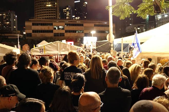 구름 인파 (텔아비브=연합뉴스) 김동호 특파원 = 11일(현지시간) 오후 텔아비브 '인질 광장'에 모인 사람들이 스티브 위트코프 미국 중동특사의 연설을 듣고 있다. 2025.10.12 dk@yna.co.kr