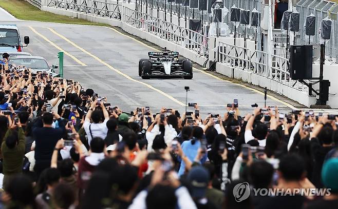 13년 만에 선보인 F1 머신 질주 (용인=연합뉴스) 홍기원 기자 = 12일 경기 용인시 에버랜드 스피드웨이에서 열린 '피치스 런 유니버스 2025'에서 발테리 보타스가 운전하는 메르세데스-AMG 페트로나스 F1팀 차량이 서킷을 질주하고 있다. 2025.10.12 xanadu@yna.co.kr