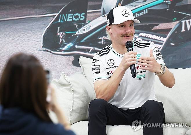 질문에 답하는 발테리 보타스 (용인=연합뉴스) 홍기원 기자 = 12일 경기도 용인시 에버랜드 스피드웨이에서 열린 '피치스 런 유니버스 2025'에서 메르세데스-AMG 페트로나스 F1팀 소속 드라이버인 발테리 보타스가 취재진 질문에 답하고 있다. 2025.10.12 xanadu@yna.co.kr