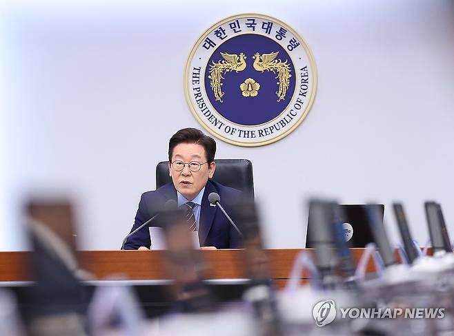 수석보좌관회의 주재하는 이재명 대통령 (서울=연합뉴스) 김도훈 기자 = 이재명 대통령이 2일 용산 대통령실에서 수석보좌관회의를 주재하고 있다. 2025.10.2 superdoo82@yna.co.kr