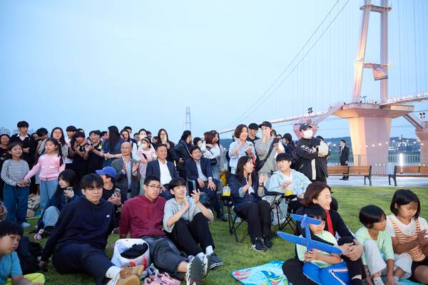 지난 2일 여주 남한강 출렁다리 앞 잔디광장에서 ‘MBC플러스 피크닉 라이브 소풍’ 버스킹 공연이 진행됐다. 행사장을 가득 메운 관객들의 모습은 여주의 새 관광 명소인 출렁다리와 지역 문화축제의 활력을 보여주고 있다. 2025.10.2 /여주시 제공