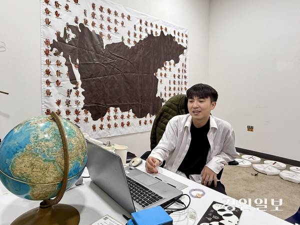 지난 10일 인천 연수구 옥련동 아트플러그 연수(APY) 내 5번 스튜디오에서 신용진 작가가 ‘연수체크인’ 스튜디오에 대해 설명하고 있다. 2025.10.10 /박경호기자 pkhh@kyeongin.com