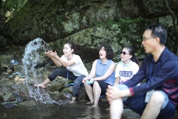 양평헬스투어 참가자들이 치유 프로그램에 참여하고 있다. /양평헬스투어센터 제공