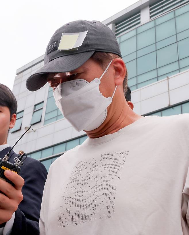 ▲ 틱톡커로 알려진 20대 여성 B씨를 폭행하고 살해해 살인 및 시체유기 혐의를 받고 있는 A씨가 지난달 16일 오후 구속 전 피의자 심문에 출석하기 위해 용인동부경찰서로 나오고 있다. /전광현 기자 maggie@incheonilbo.com