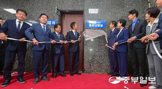 이재명 정부 출범 후 첫 국정감사일인 13일 오전 서울시 여의도 국회 더불어민주당 원내대표회의실 앞에서 열린 더불어민주당 국정감사 종합상황실 현판식에서 정청래 당대표와 김병기 원내대표 및 민주당 의원들이 현판식을 진행하고 있다. 임채운기자