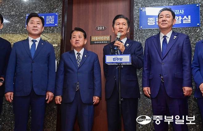 이재명 정부 출범 후 첫 국정감사일인 13일 오전 서울시 여의도 국회 더불어민주당 원내대표회의실 앞에서 열린 더불어민주당 국정감사 종합상황실 현판식에서 정청래 당대표가 발언을 하고 있다. 임채운기자