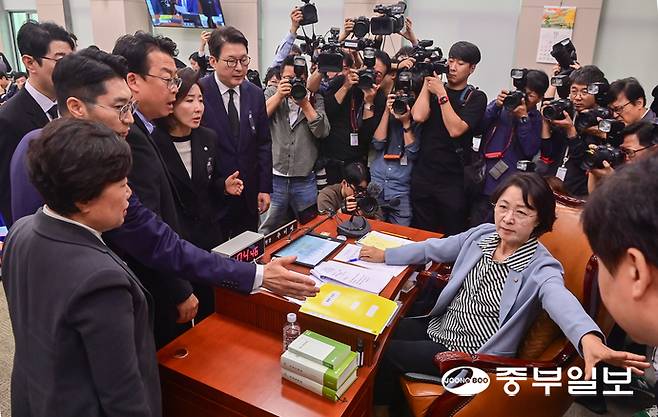 이재명 정부 출범 후 첫 국정감사일인 13일 오전 서울시 여의도 국회에서 열린 법제사법위원회 국정감사에서 곽규택·나경원 국회의원을 비롯한 국민의힘 의원들이 추미애 법사위원장에게 항의를 하고 있다. 임채운기자