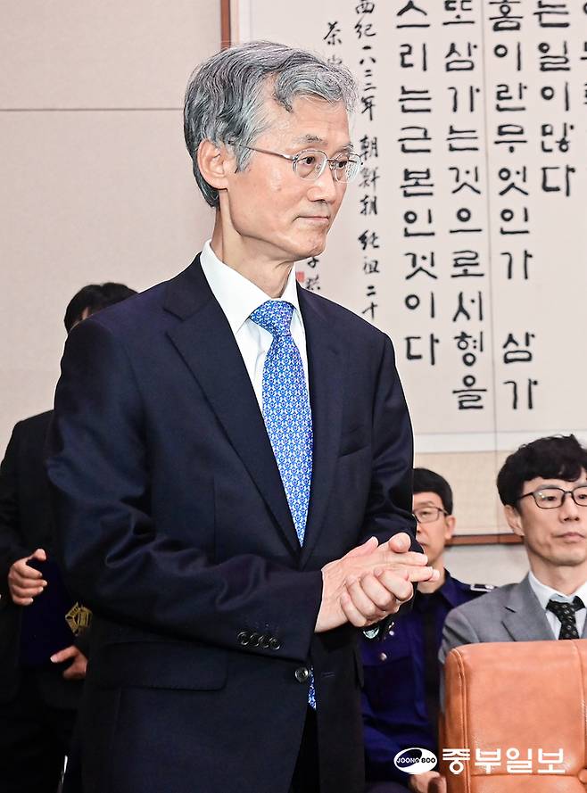 이재명 정부 출범 후 첫 국정감사일인 13일 오전 서울시 여의도 국회에서 열린 법제사법위원회 국정감사에 조희대 대법원장이 출석하고 있다. 임채운기자
