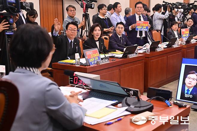 이재명 정부 출범 후 첫 국정감사일인 13일 오전 서울시 여의도 국회에서 열린 법제사법위원회 국정감사에서 곽규택·나경원 국회의원을 비롯한 국민의힘 의원들이 추미애 법사위원장에게 항의를 하고 있다. 임채운기자