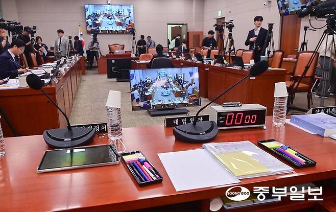 이재명 정부 출범 후 첫 국정감사일인 13일 오전 서울시 여의도 국회에서 열린 법제사법위원회 국정감사에서 이석한 조희대 대법원장 자리가 비어있다. 임채운기자