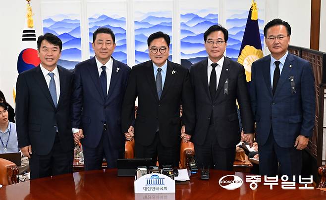 우원식 국회의장이 13일 오후 서울시 여의도 국회 집무실에서 여야 회동을 하기 앞서 김병기 더불어민주당 원내대표, 송언석 국민의힘 원내대표와 기념촬영을 하고 있다. 왼쪽부터 문진석 더불어민주당 원내수석부대표, 김 원내대표, 우 의장, 송 국민의힘 원내대표, 유상범 원내수석부대표. 임채운기자