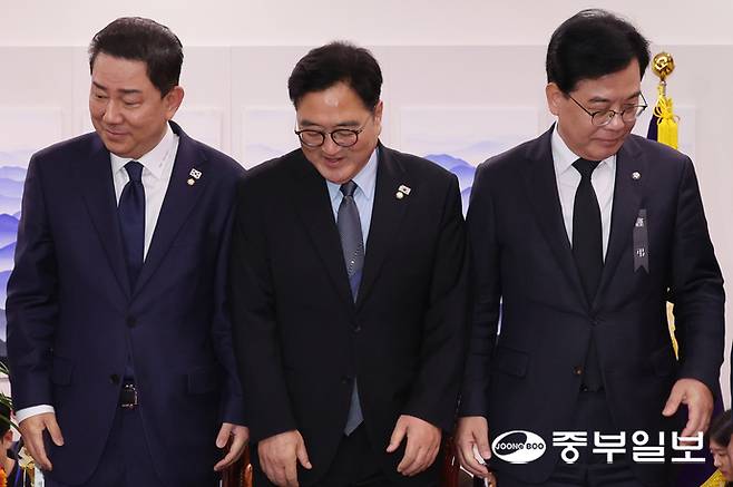 우원식 국회의장이 13일 오후 서울시 여의도 국회 집무실에서 여야 회동을 하기 앞서 김병기 더불어민주당 원내대표, 송언석 국민의힘 원내대표와 기념촬영을 한 뒤 자리에 앉고 있다. 임채운기자