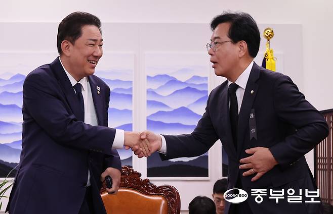 김병기 더불어민주당 원내대표가 13일 오후 서울 여의도 국회의장 집무실에서 열린 국회의장 주재 원내대표 회동에 앞서 송언석 국민의힘 원내대표와 악수하고 있다. 임채운기자