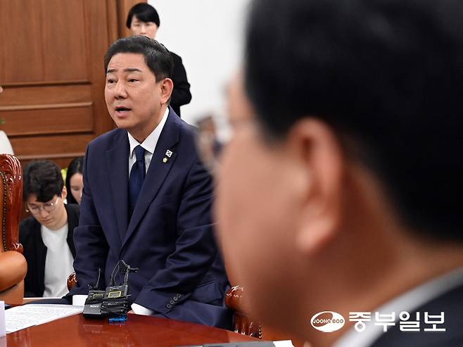 김병기 더불어민주당 원내대표가 13일 오후 서울시 여의도 국회의장 집무실에서 열린 국회의장 주재 여야 원내대표 회동에서 발언을 하고 있다. 임채운기자