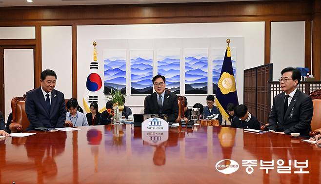 우원식 국회의장이 13일 오후 서울시 여의도 국회 집무실에서 김병기 더불어민주당 원내대표, 송언석 국민의힘 원내대표와 대화하고 있다. 임채운기자